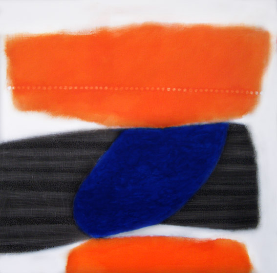 Černé pole s modrou skvrnou a dírkovaným oblakem